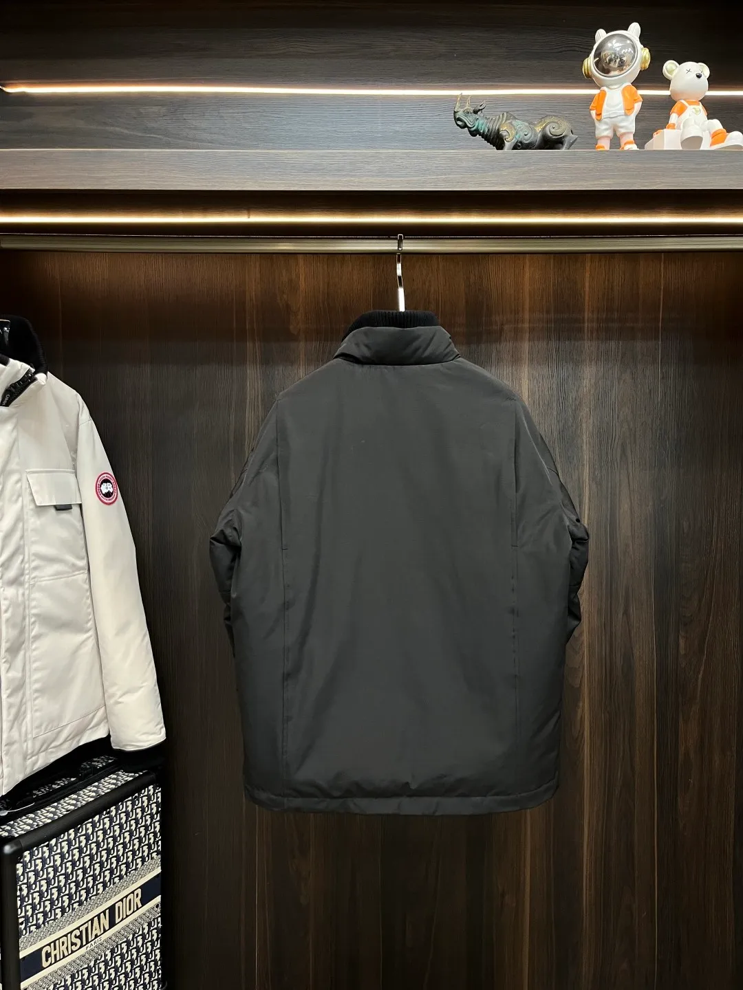 P800 counter quality Canadian Goose 24 latest fashion designer down jackets in 2025💟Big Goose’s popular stand-collar down jacket, popular down jacket, filled with 90# white goose down, every detail shows high-end craftsmanship. The design changes of structural tailoring show the diverse image changes of men. The slim fit and tailored fit meet the current popular multi-layered wear and versatile style in life! Color: Black Gray Size: XS-XXL